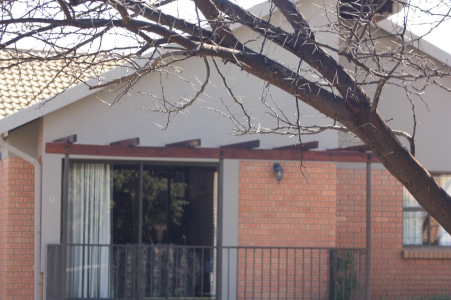 2 Bedroom Property for Sale in Langenhovenpark Free State